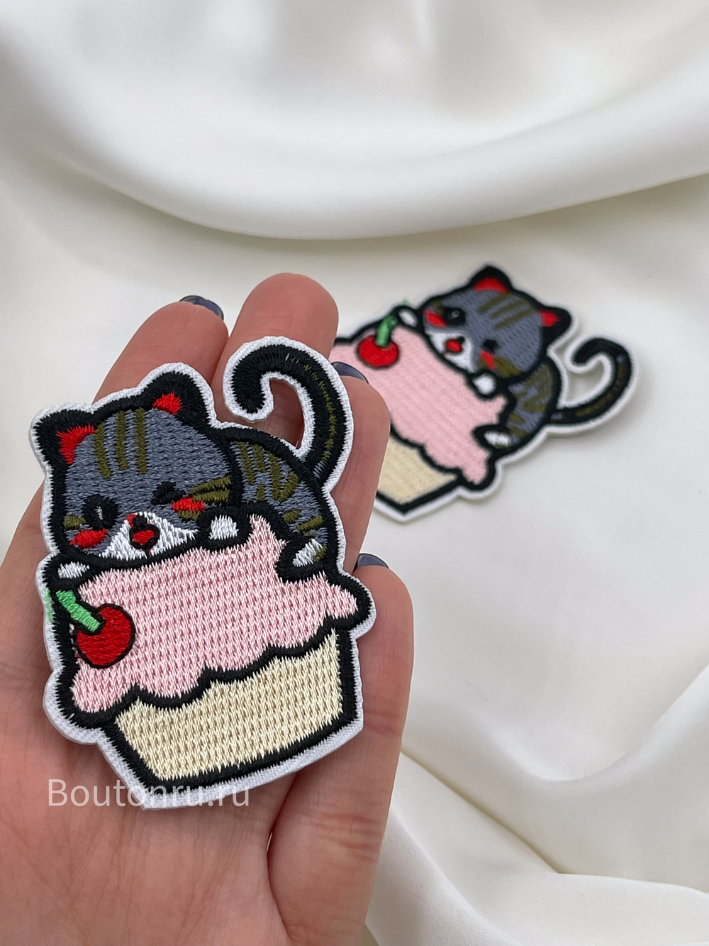 Нашивка пирожное с котёнком серо-розовая 6х4,5 см