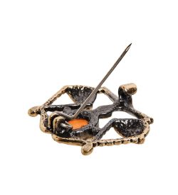 AM-2849 Брошь «Знак зодиака-Весы» (латунь, янтарь)
