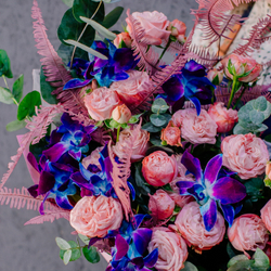 79. Необычный нежный букет с синими орхидеями