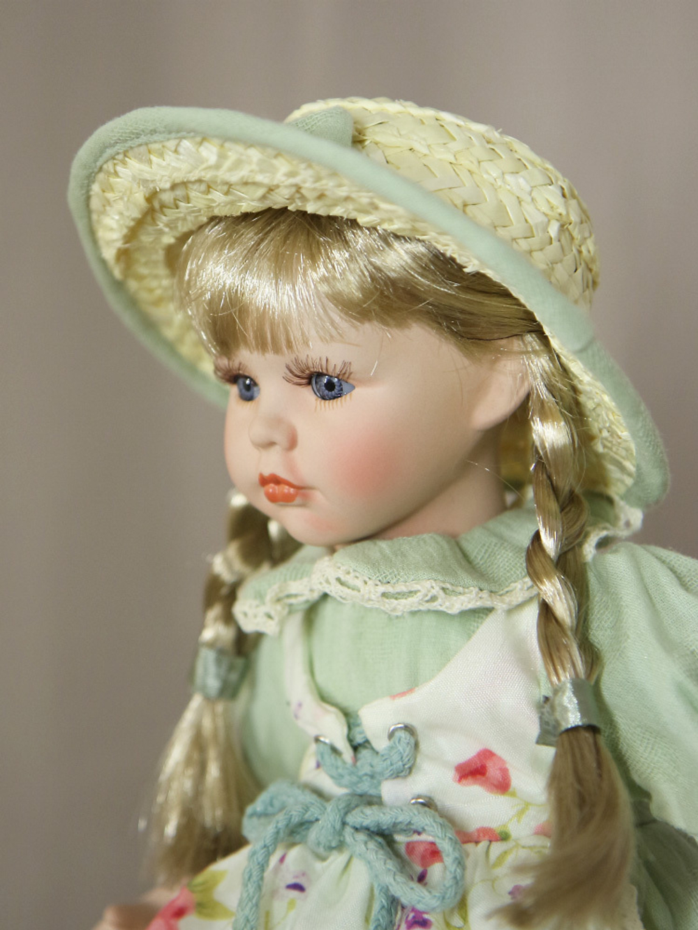 Кукла фарфоровая 12' на подставке