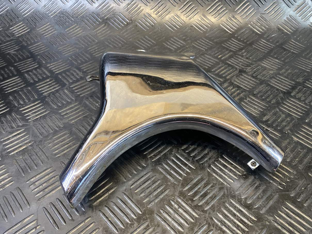 Крышка рамы правая Suzuki Intruder VS750 VR51A