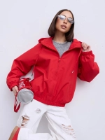 Ветровка с капюшоном