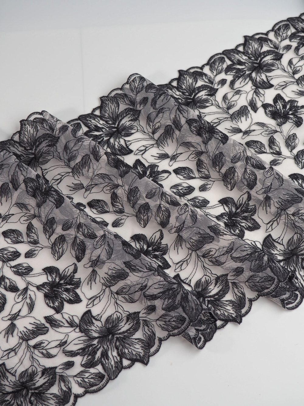 Вышивка на сетке молочная с розовинкой и черным неэластичная ширина 26 см ОТРЕЗЫ