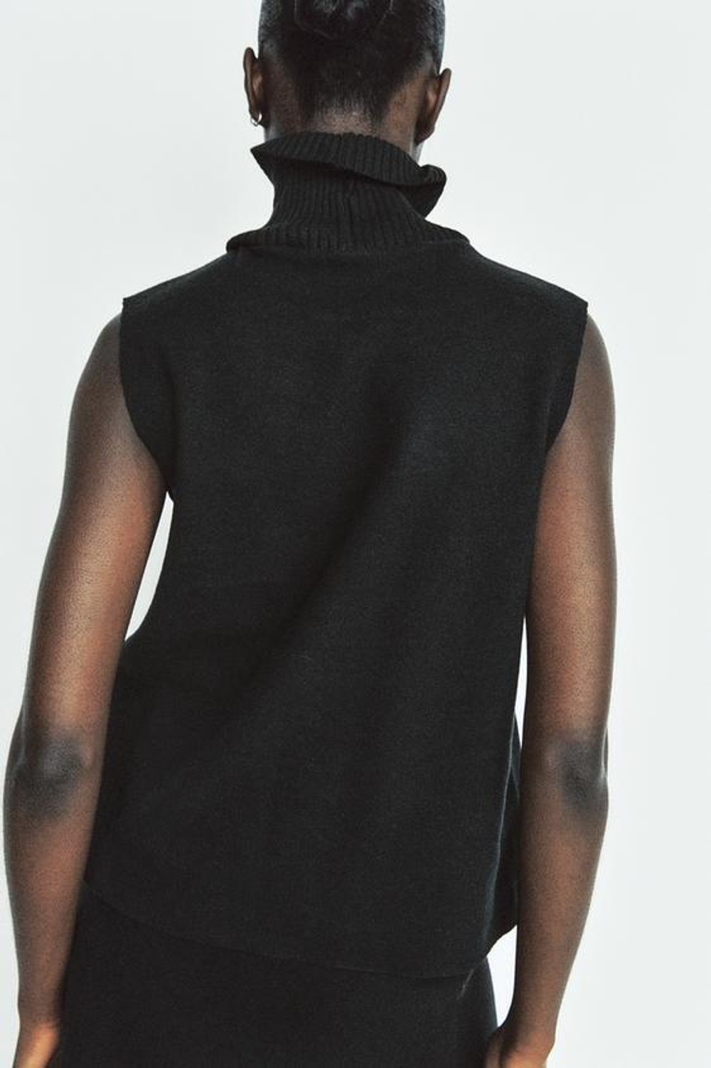 ZARA ТОП ИЗ МЯГКОЙ ТКАНИ С ВЫСОКИМ ВОРОТНИКОМ, ЧЕРНЫЙ