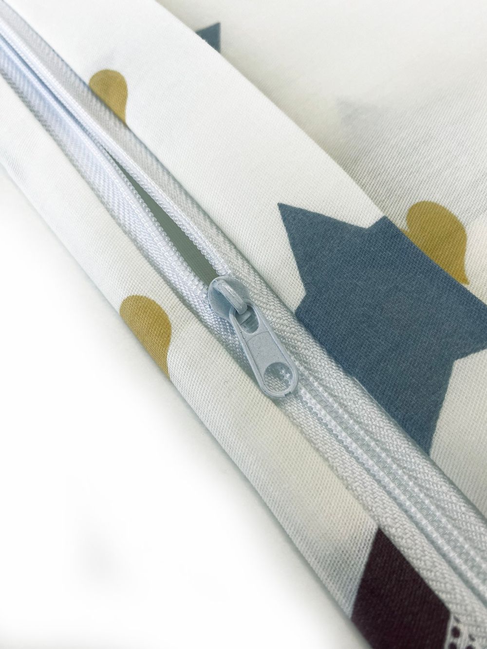 Постельное белье сатин Milky Garden "Defense/Defense (компаньон)" 1,5-сп Наволочка 50х70 см 1 шт Простынь на резинке 90x200 см Пододеяльник 145x215 см