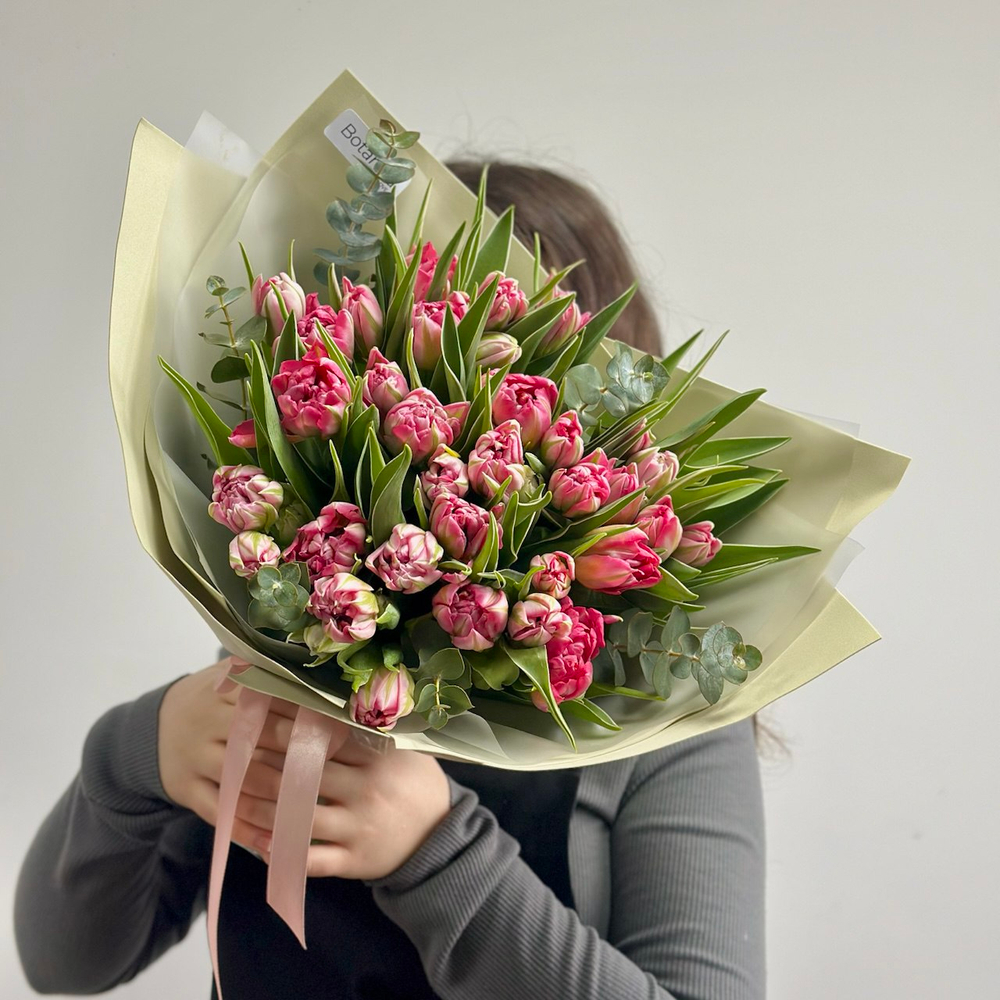 Букет из 35 пионовидных розовых тюльпанов Флеш Поинт и эвкалипта Букет 1088