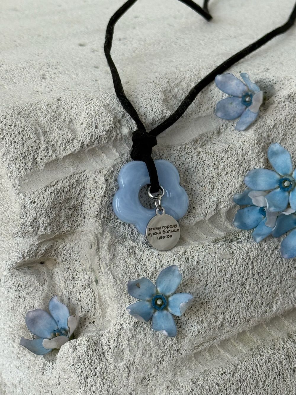 Подвеска цветочек в голубом цвете