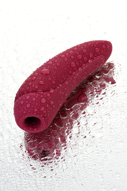 Вакуум-волновой стимулятор с вибрацией Satisfyer Curvy 1 Connect App, силикон, бордовый, 13,4 см