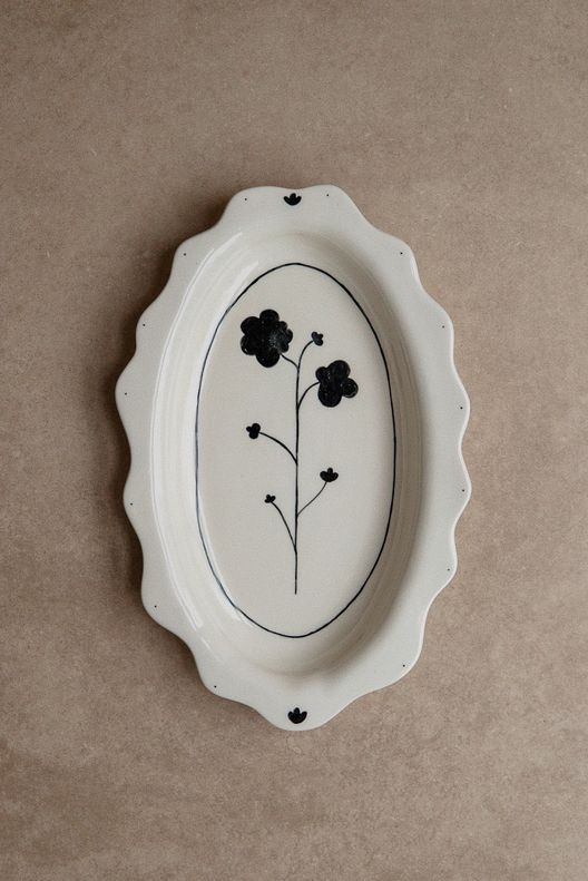 Тарелка Черный цветок / The Kinder Garten