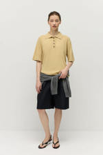 Поло с пуговицами-леденцами горчичный