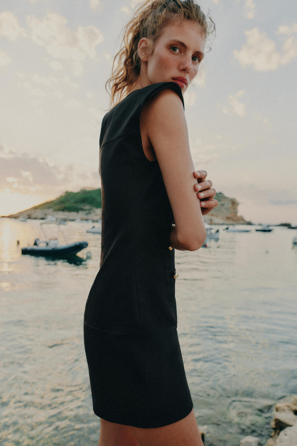 ZARA КОРОТКОЕ ПЛАТЬЕ С БРАНДЕБУРАМИ, ЧЕРНЫЙ