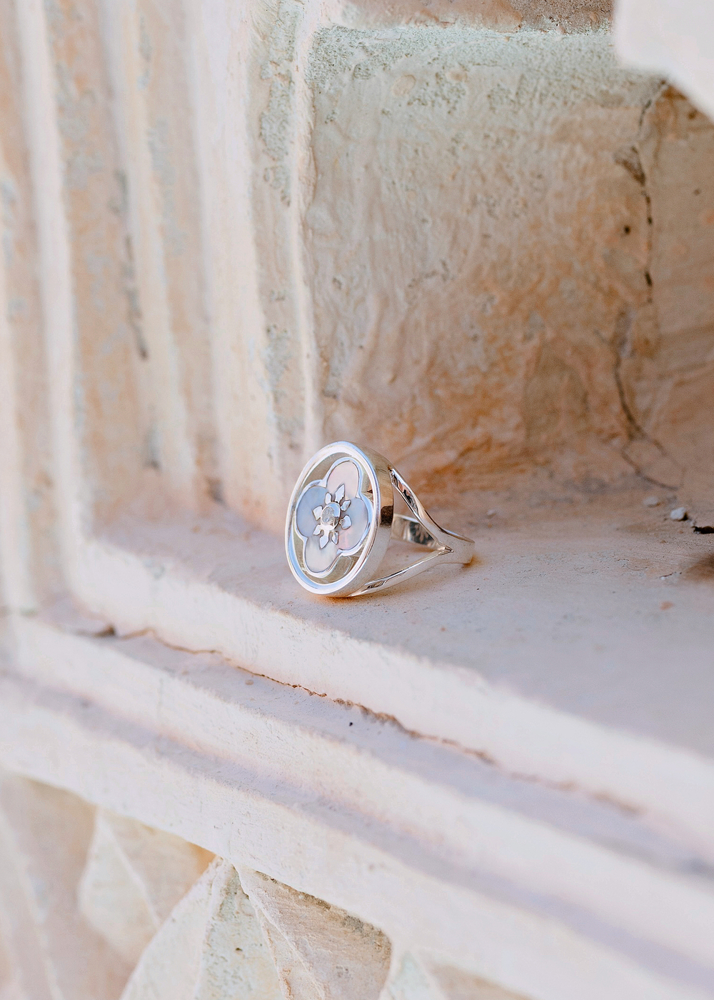 Кольцо «Марселия большая» с черной ювелирной эмалью и белым перламутром