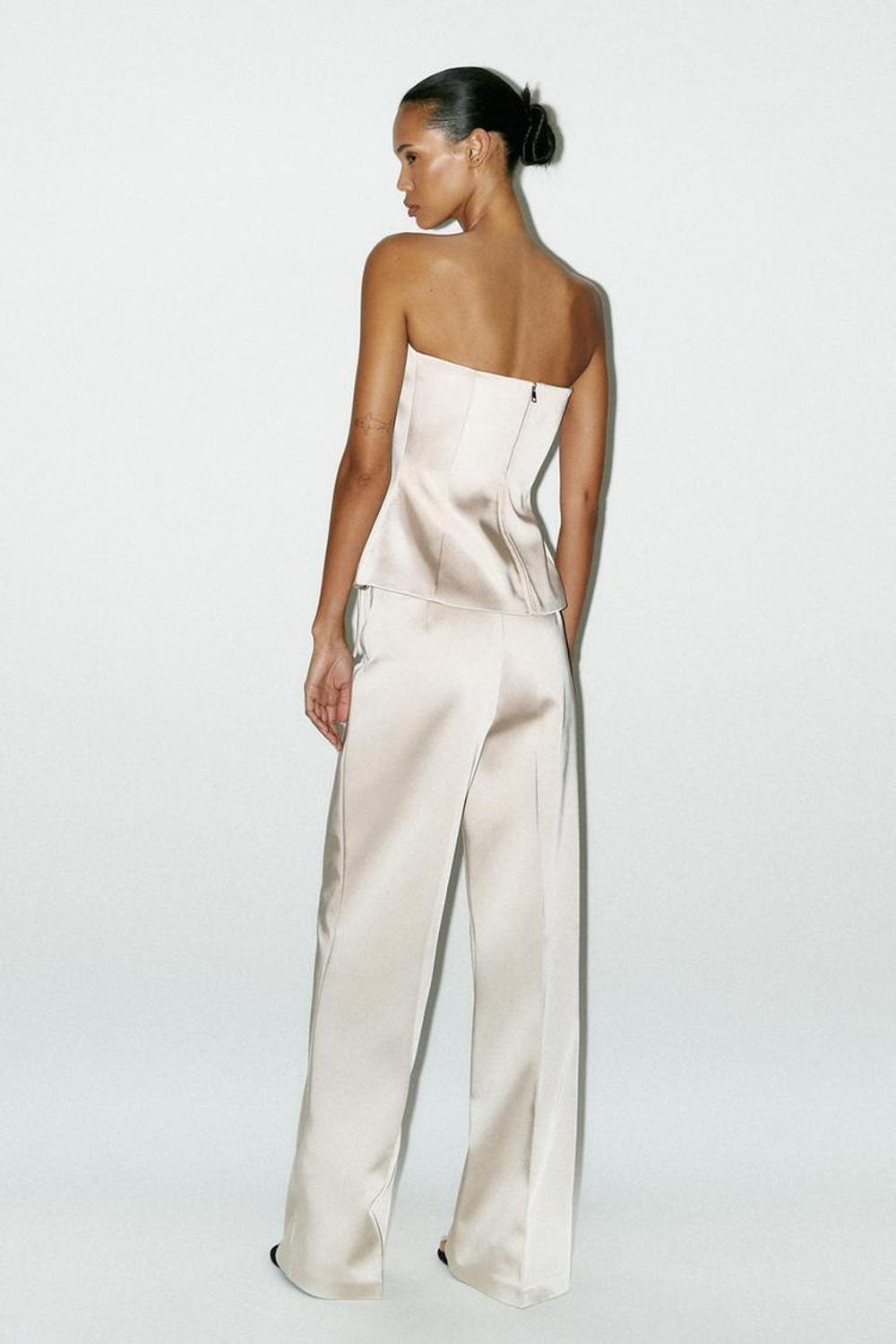 ZARA АТЛАСНЫЙ ТОП С ОТКРЫТЫМИ ПЛЕЧАМИ ЗАВЯЗКАМИ, БЕЖЕВЫЙ