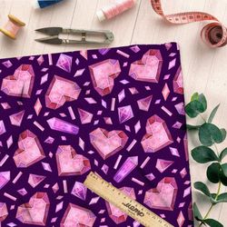 Ткань атлас кристаллы и сердца на фиолетовом фоне