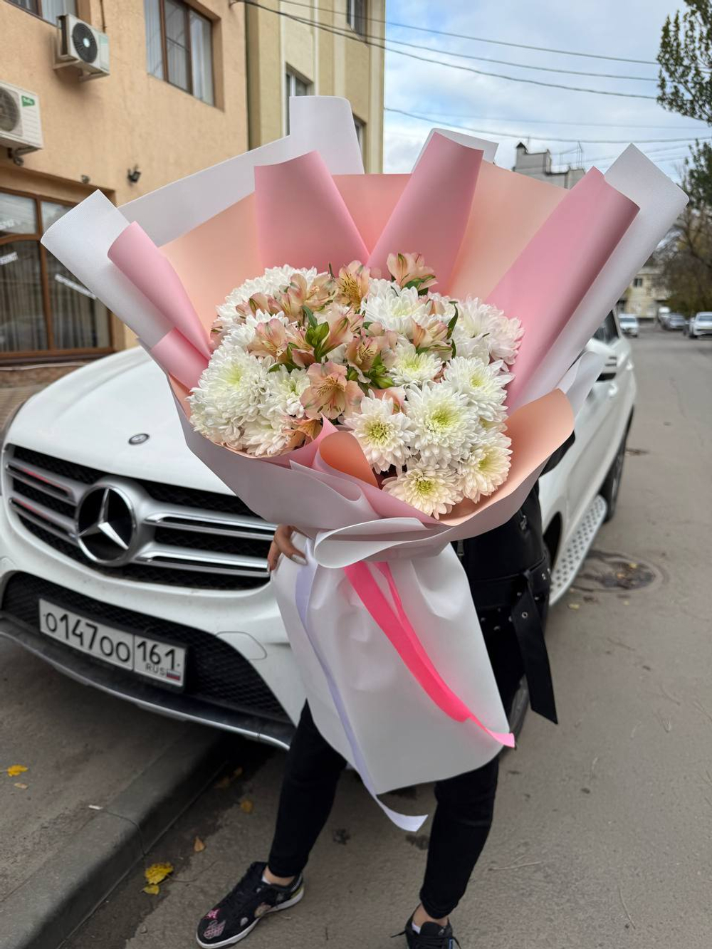 Букет с альстромерией и хризантемой