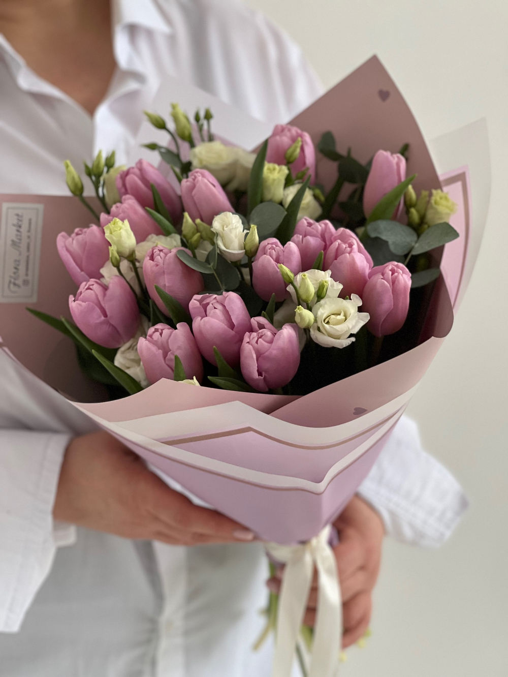 Нежно-сиреневые тюльпаны и лизиантус в элегантном оформлении от Флора Маркет