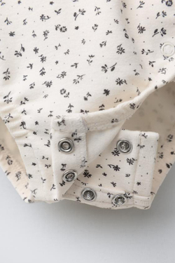 ZARA КОМПЛЕКТ ИЗ БОДИ И БРЮКОВ С ЦВЕТОЧНЫМ ПРИНТОМ, ЭКРЮ