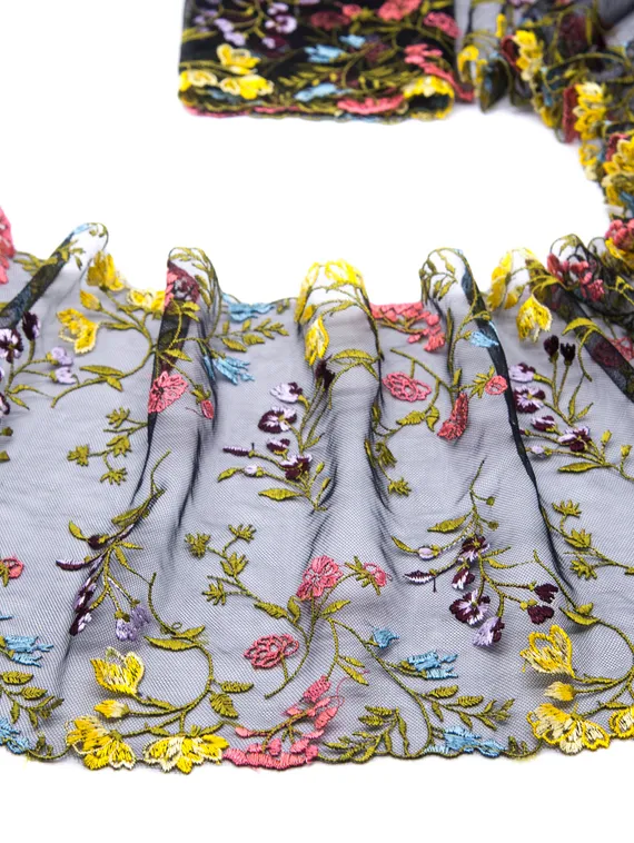 05-71 Вышивка на неэластичной сетке, 20 см, черный, полевые цветы Black