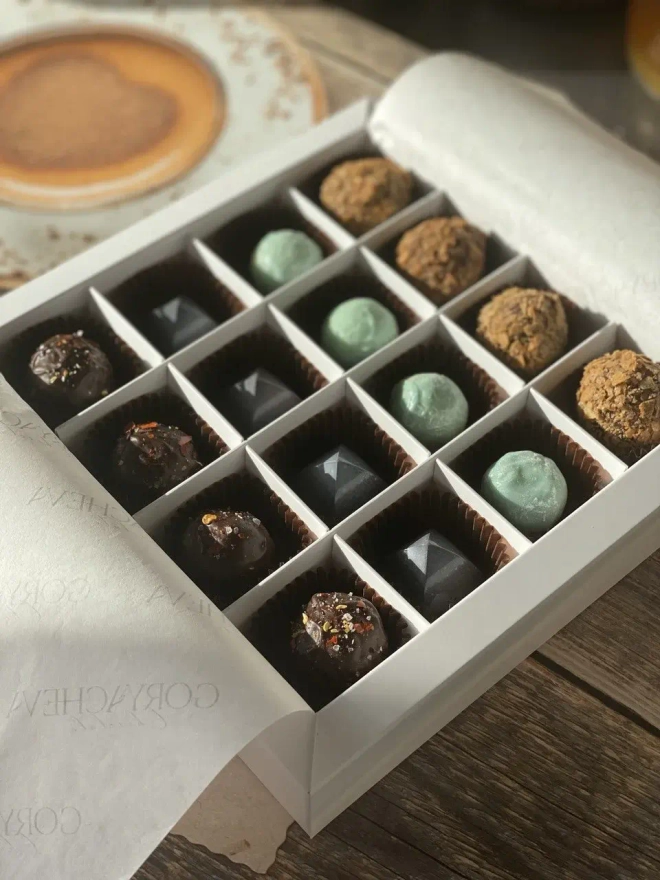 Ассорти конфет 16 шт в дизайнерской упаковке