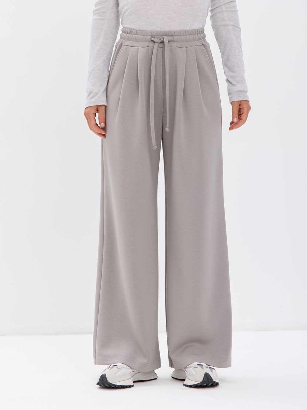 Широкие демисезонные брюки-палаццо со складками