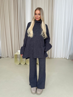 Шерстяной костюм серый