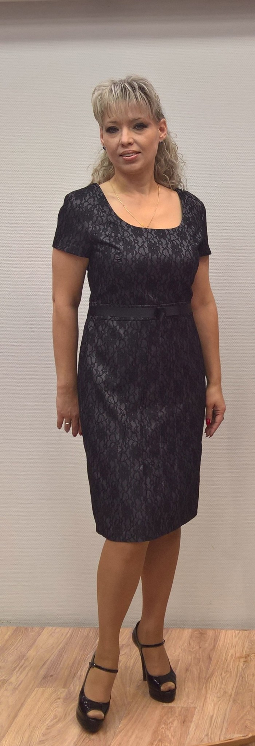 Черное гипюровое платье