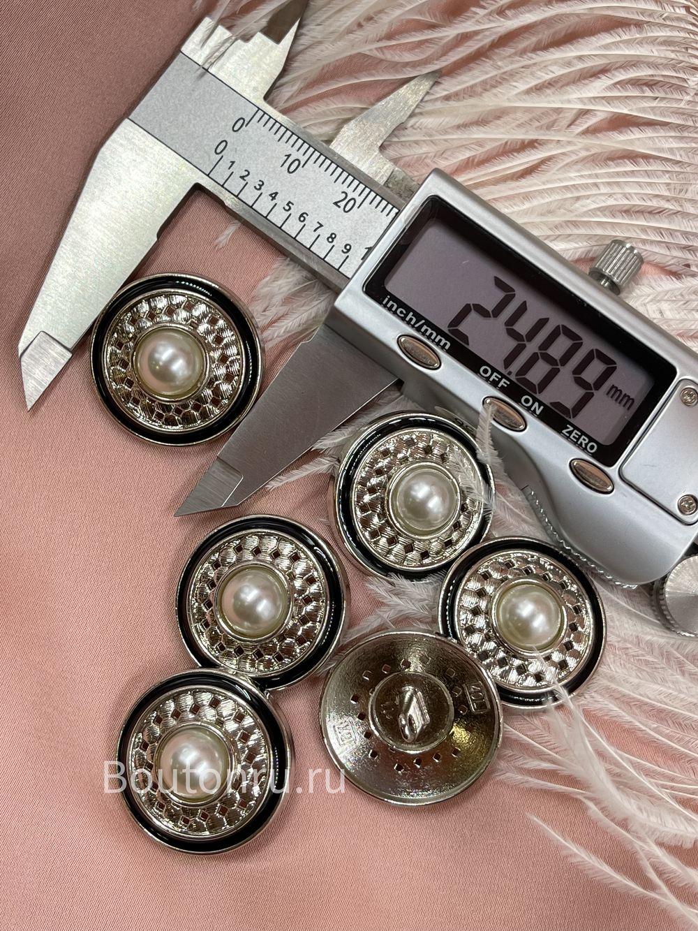 Пуговицы серебристые с жемчужиной и черной эмалью
