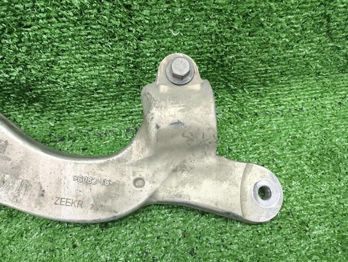 Кронштейн амортизатора передний Zeekr 001 (21-нв)