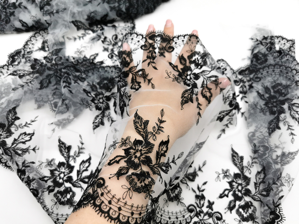 Вышивка на сетке, 24 см, черные цветы на белом фоне (Артикул: VS-2026), м