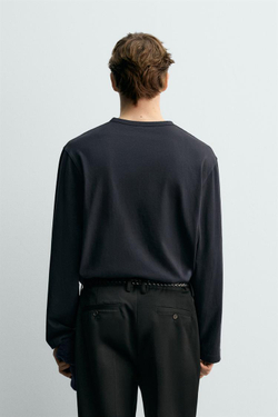 ZARA Х AARON LEVINE ФУТБОЛКА С ДЛИННЫМИ РУКАВАМИ И НАГРУДНЫМ КАРМАНОМ, МОРСКОЙ СИНИЙ