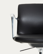 Офисный стул Nerlan из черной экокожи с алюминиевой рамой