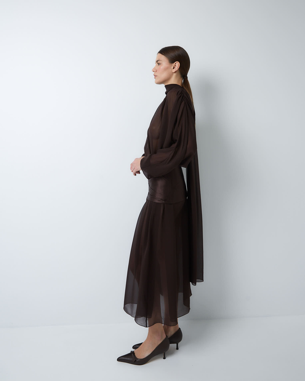 Платье с баской из шелкового шифона шоколад