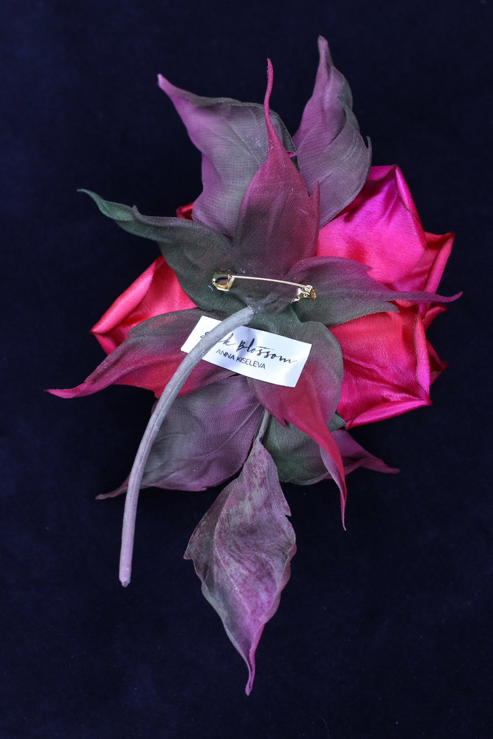 Брошь из натурального шелка "Алые сумерки"