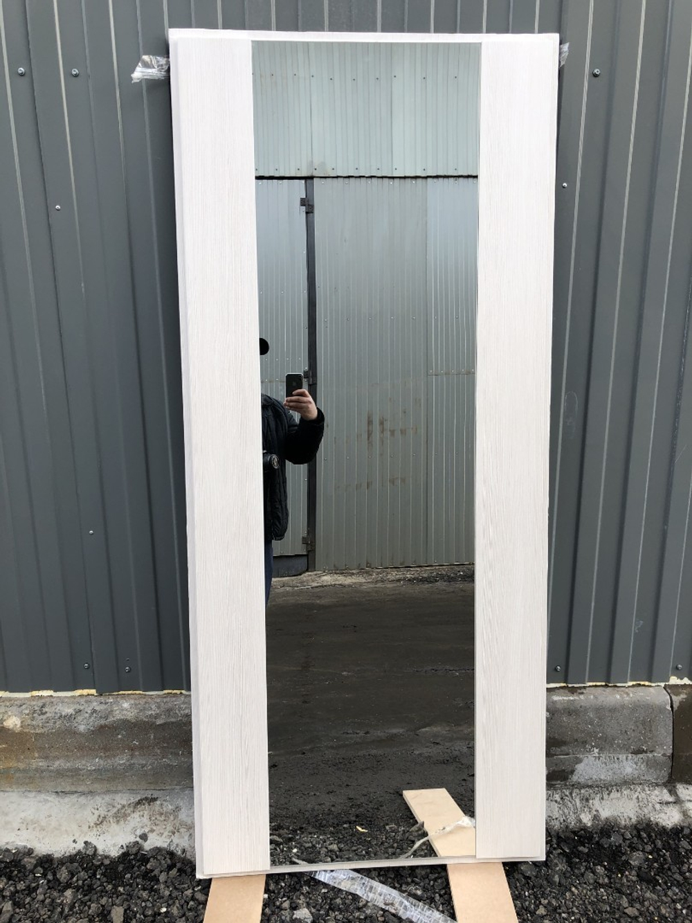Входная металлическая дверь с зеркалом ReX (Рекс) 17 Венге Мегаполис / зеркало СБ-16 Лиственница беж