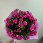 Букет из ярких кустовых розовых малиновых роз
