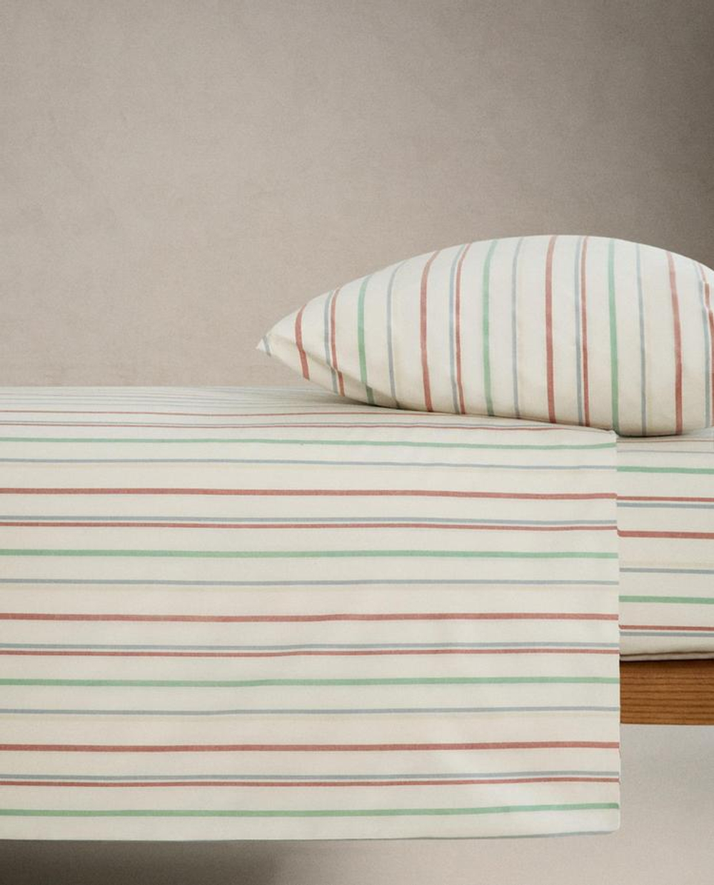 ZARA HOME ДЕТСКАЯ ПРОСТЫНЯ НА РЕЗИНКЕ В ПОЛОСКУ, РАЗНОЦВЕТНЫЙ