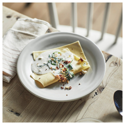 IKEA SANDSKÄDDA  (ИКЕА САНДСКÄДДА)  -  Тарелка, светло-серо-бежевый, 20 см