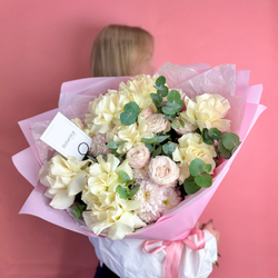 Авторский букет с французскими розами , кустовыми пионовидными розами и хризантемой 1187