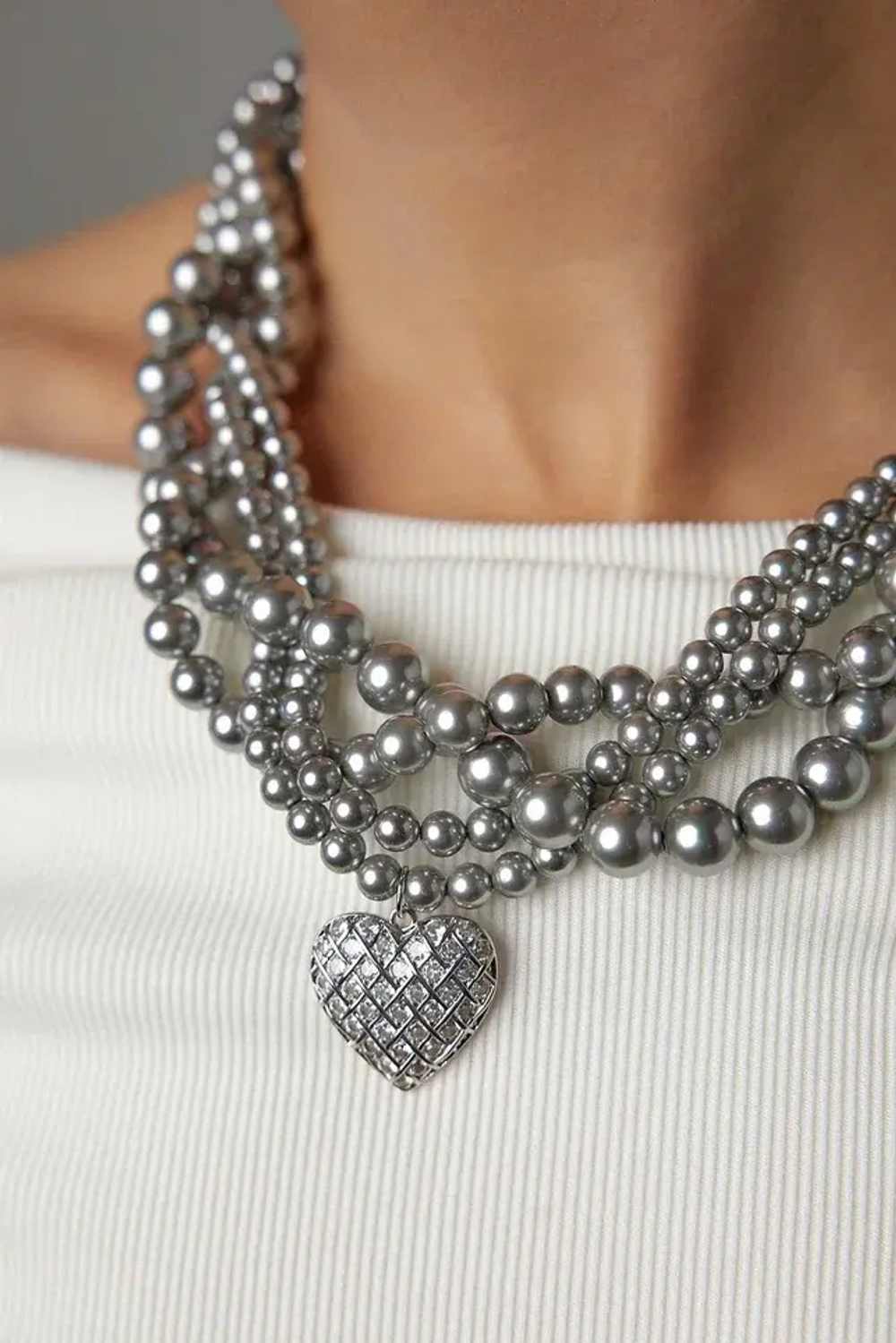 Колье "Одри" переплетеные нити серого жемчуга Майорка с большим сердцем из цирконов, оттенок серебро