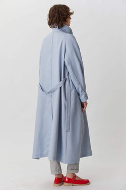 Объемный плащ из голубого льна