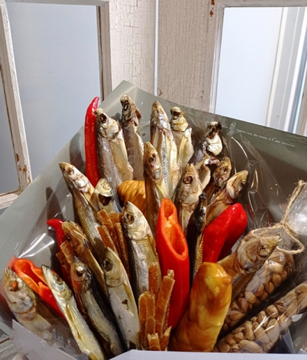 Съедобный букет с вяленой рыбой и сыром косичка