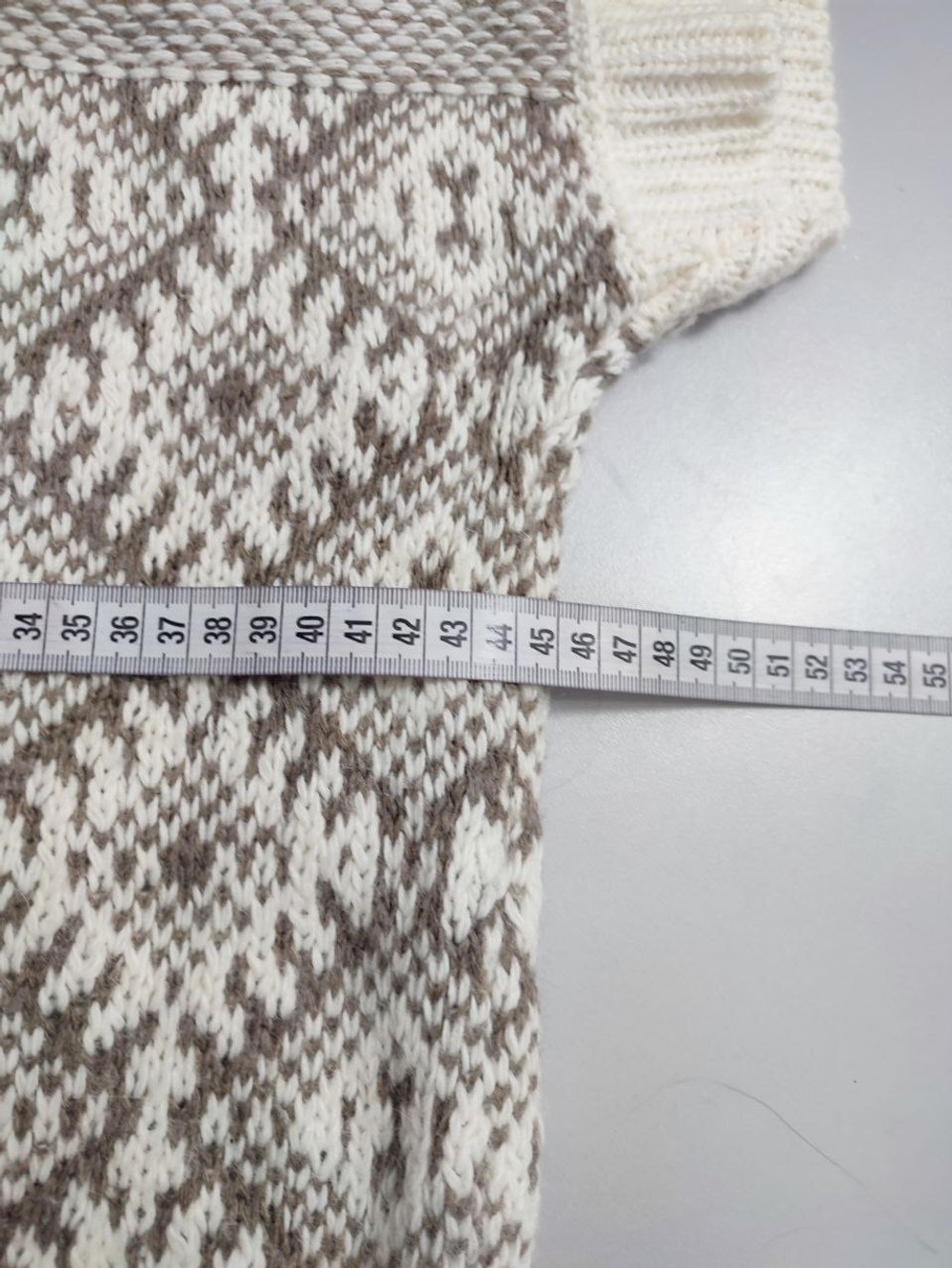 Свитер с узором  46 размер