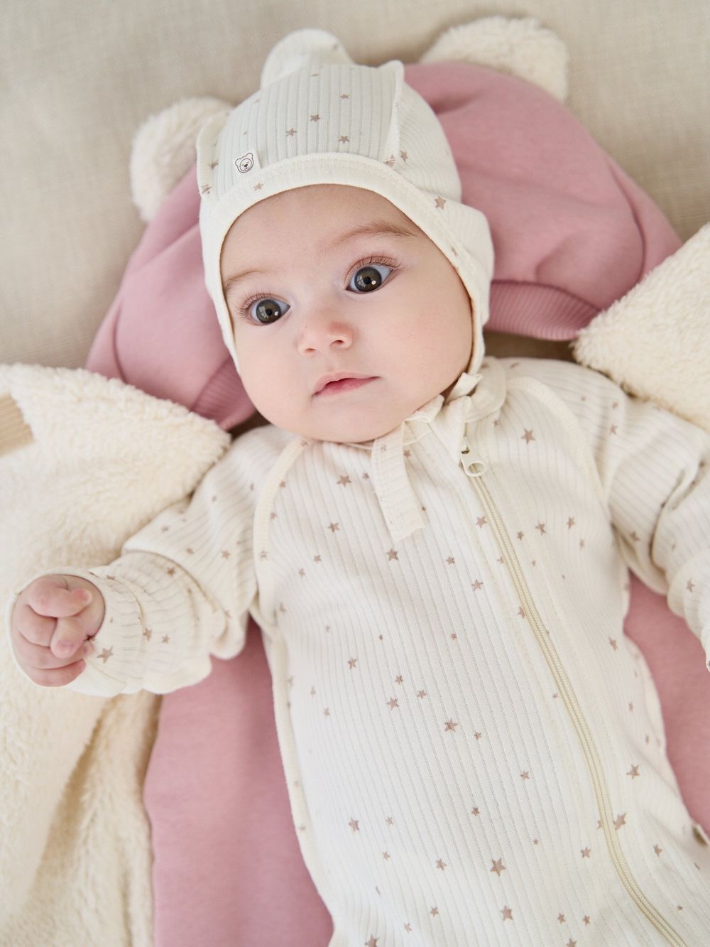 Чепчик "Бежевые звезды" 0+