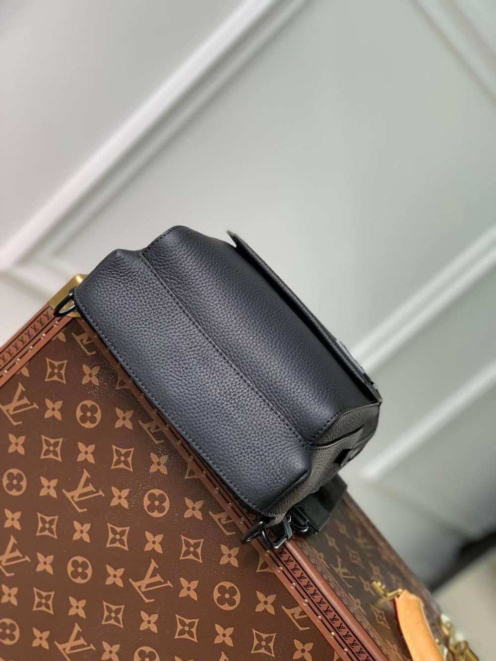 Сумка-слинг Louis Vuitton