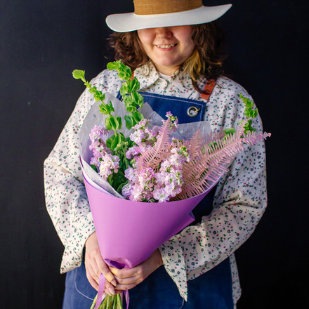 1. Ароматный сборный букет с маттиолой