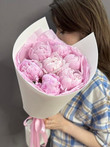 Букет из 7 розовых пионов "Сара Бернар"