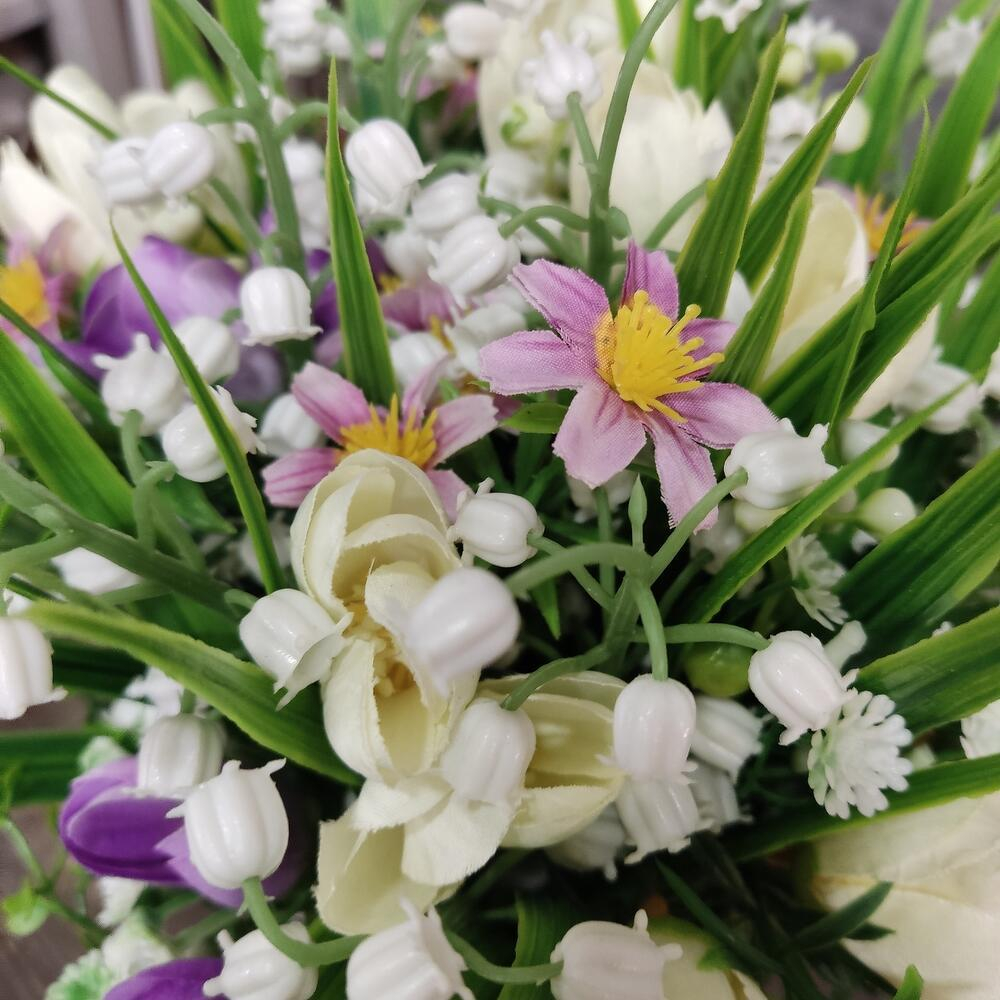 Композиция из искусственных цветов с ландышами