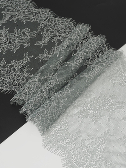 Кружево шантильи серо-зеленое с ниткой экрю неэластичное ширина 22 см длина 1.45 м