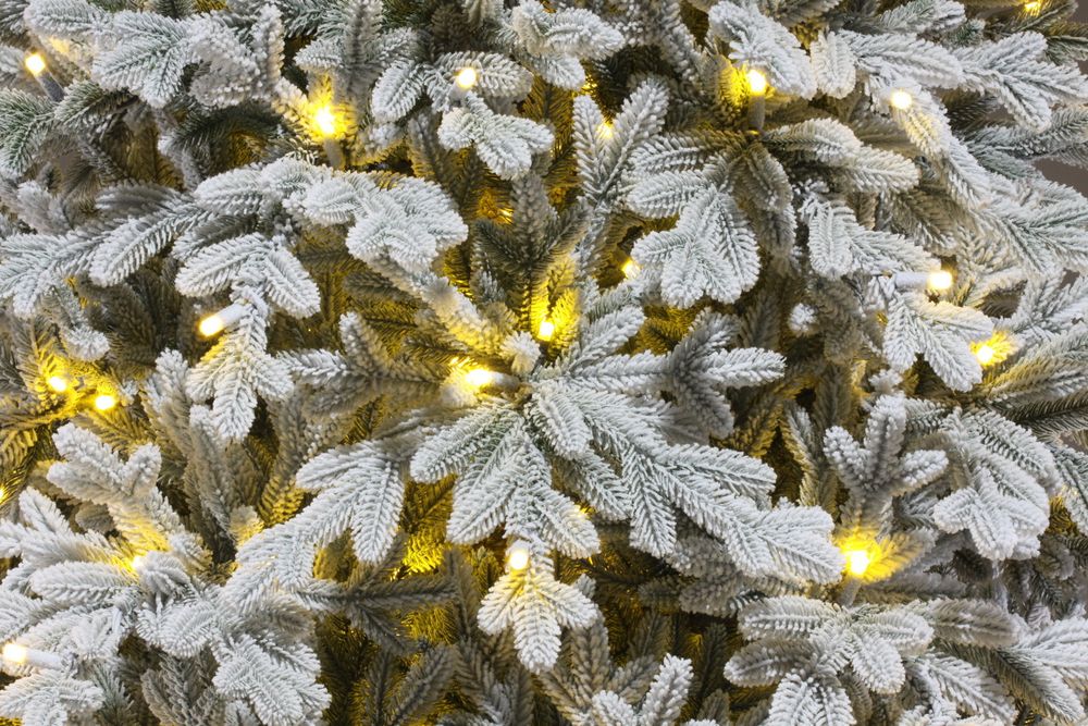 Заснеженная елка с гирляндой встроенной «Вега» (Литая хвоя) от 1,2 м до 3 м