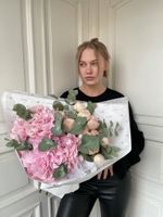 Гортензии, кустовая пионовидная роза и эвкалипт в оформлении